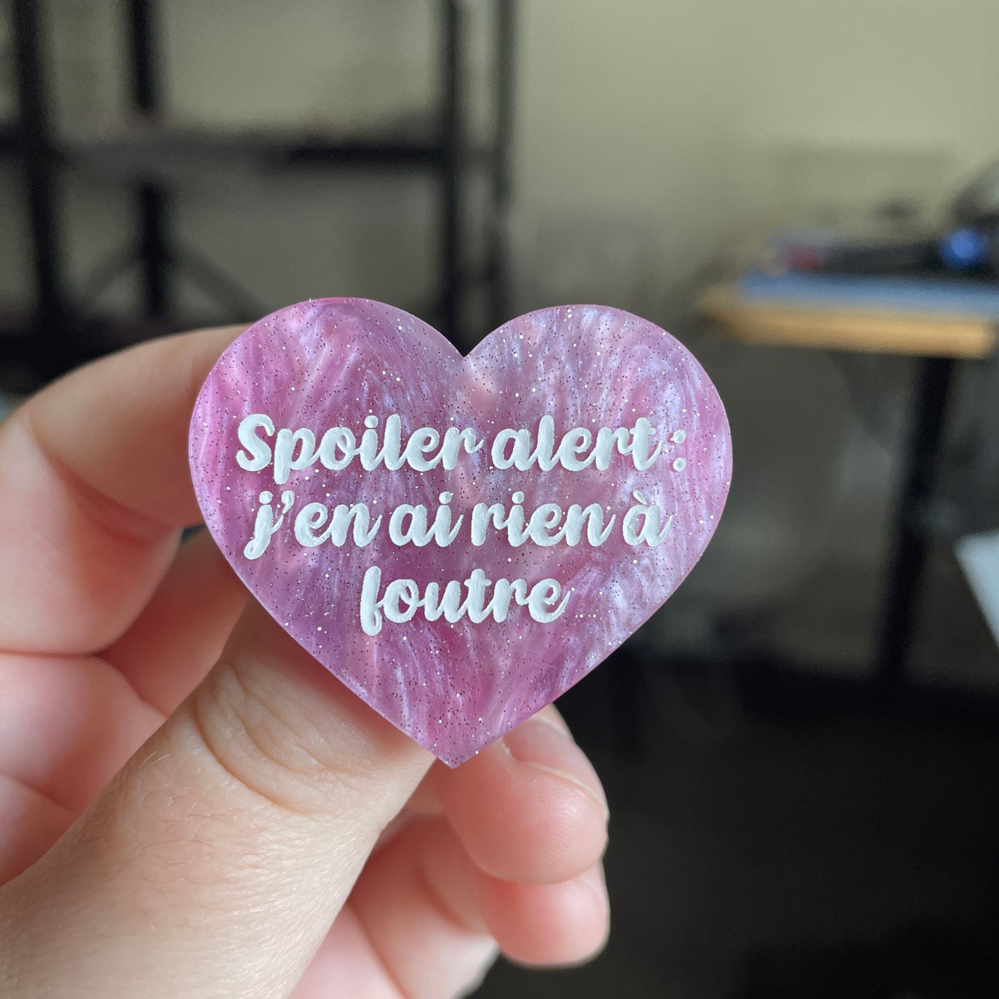 [CONTRÔLE TECHNIQUE] Broche "Spoiler alert : j'en ai rien à foutre" en acrylique marbrée rose et blanche