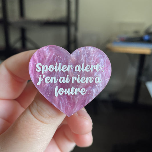 [CONTRÔLE TECHNIQUE] Broche "Spoiler alert : j'en ai rien à foutre" en acrylique marbrée rose et blanche