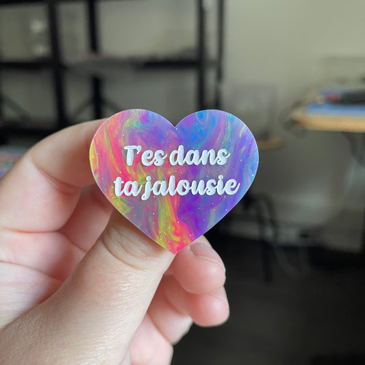 [CONTRÔLE TECHNIQUE] Broche "T'es dans ta jalousie" en acrylique semi transparente marbrée multicolore