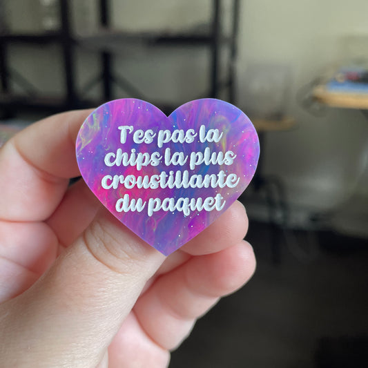 [CONTRÔLE TECHNIQUE] Broche "T'es pas la chips la plus croustillante du paquet" en acrylique semi transparente marbrée multicolore