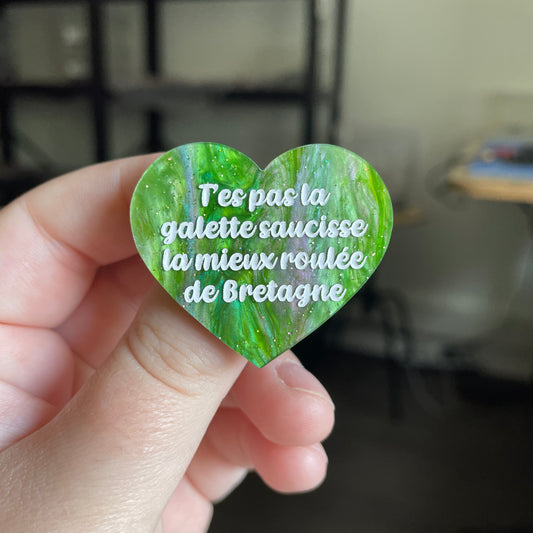 [CONTRÔLE TECHNIQUE] Broche "T'es pas la galette saucisse la mieux roulée de Bretagne" en acrylique marbrée verte à paillettes