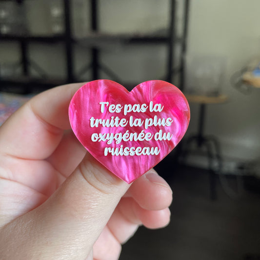 [CONTRÔLE TECHNIQUE] Broche "T'es pas la truite la plus oxygénée du ruisseau" en acrylique marbrée rose