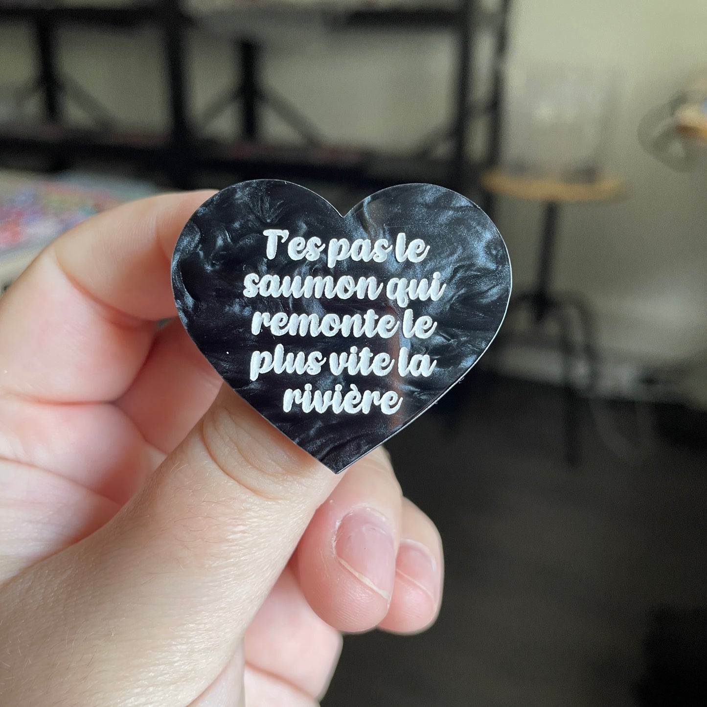[CONTRÔLE TECHNIQUE] Broche "T'es pas le saumon qui remonte le plus vite la rivière" en acrylique marbrée noire