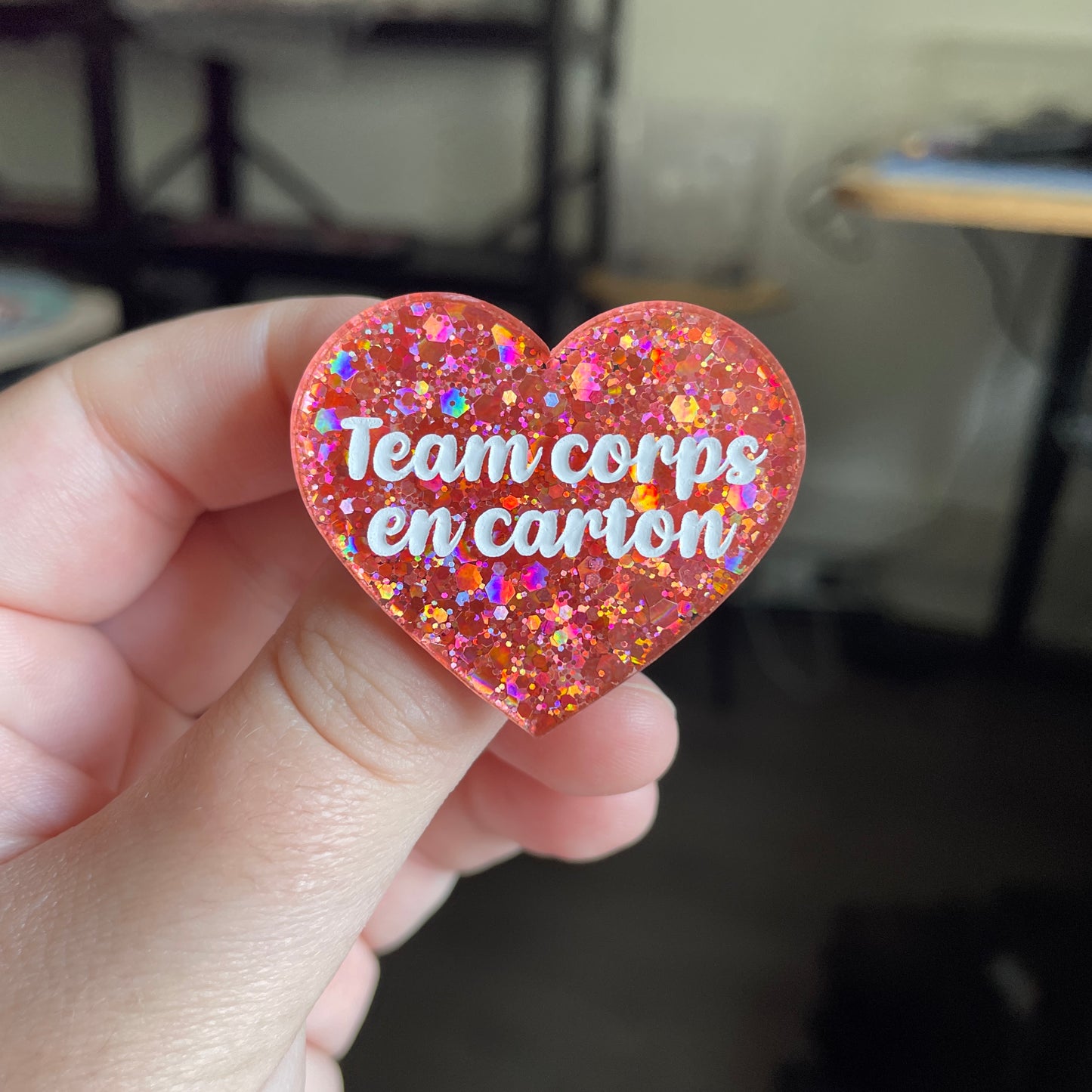 [CONTRÔLE TECHNIQUE] Broche "Team corps en carton" en acrylique semi transparente avec des paillettes corail