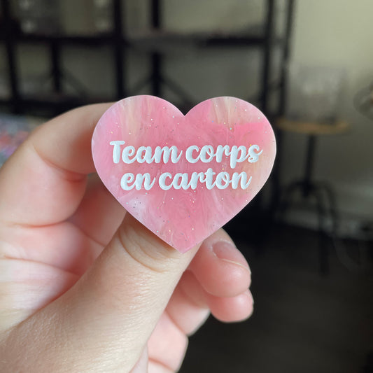 [CONTRÔLE TECHNIQUE] Broche "Team corps en carton" en acrylique marbrée blanche, rose et corail