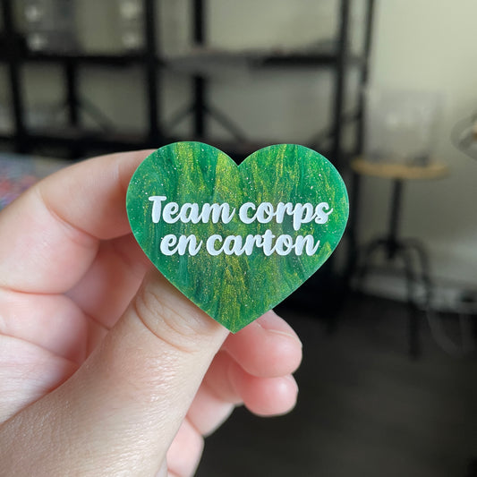 [CONTRÔLE TECHNIQUE] Broche "Team corps en carton" en acrylique marbrée verte et dorée
