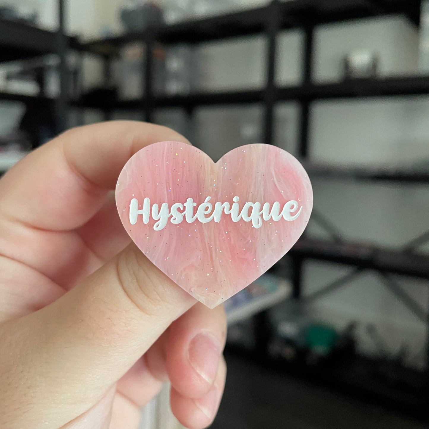 Broche "Hystérique" en acrylique marbrée rose, blanche et corail