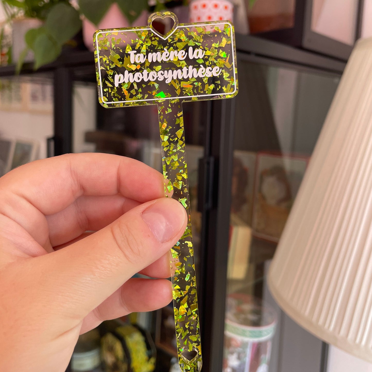 [CONTRÔLE TECHNIQUE] Pic à plante "Ta mère la photosynthèse" en acrylique transparente avec des éclats de confettis jaunes/verts