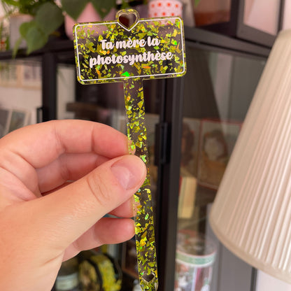 [CONTRÔLE TECHNIQUE] Pic à plante "Ta mère la photosynthèse" en acrylique transparente avec des éclats de confettis jaunes/verts