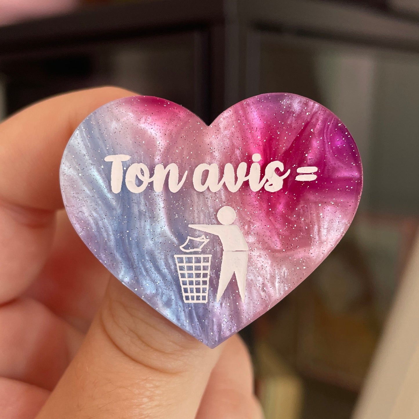 Broche "Ton avis = poubelle" en acrylique marbrée blanche, rose/violette et bleue