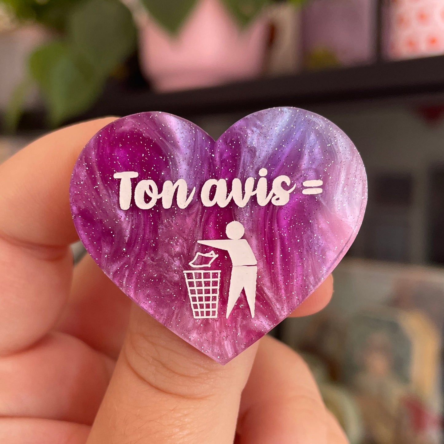 Broche "Ton avis = poubelle" en acrylique marbrée blanche, rose/violette et bleue