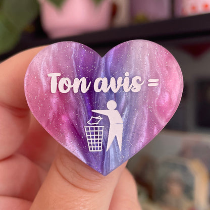 Broche "Ton avis = poubelle" en acrylique marbrée blanche, rose/violette et bleue