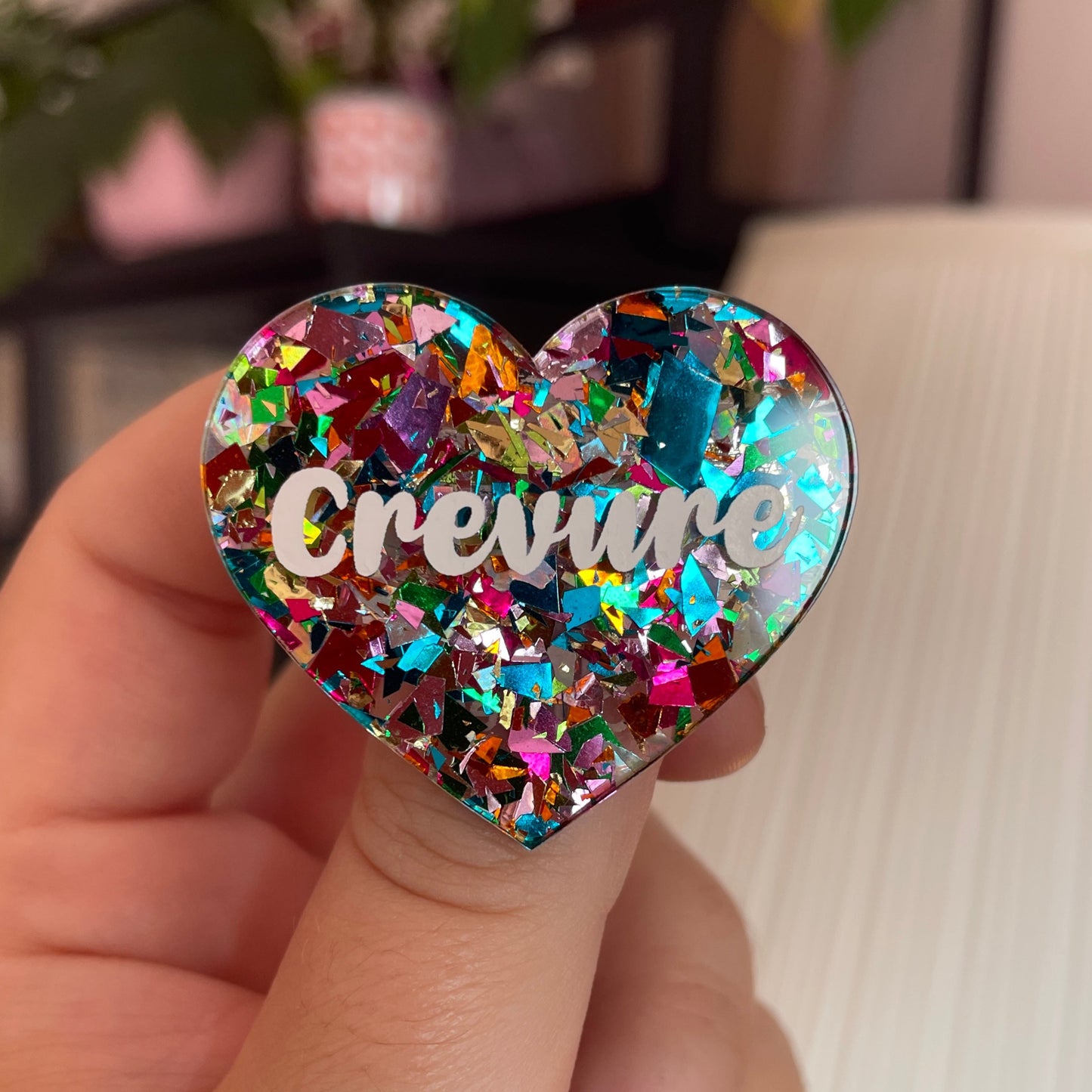 Broche "Crevure" en acrylique transparente avec des confettis multicolores