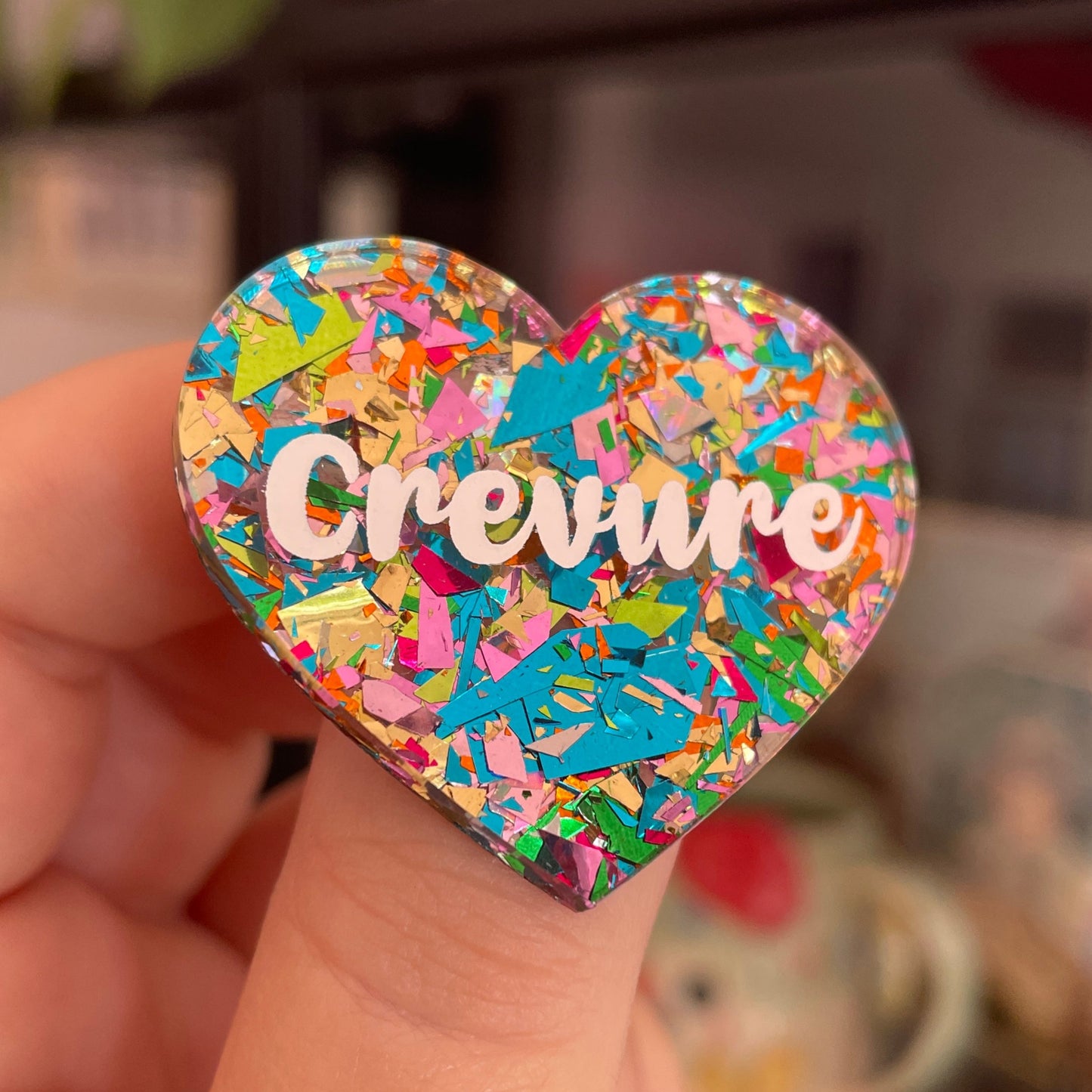 Broche "Crevure" en acrylique transparente avec des confettis multicolores