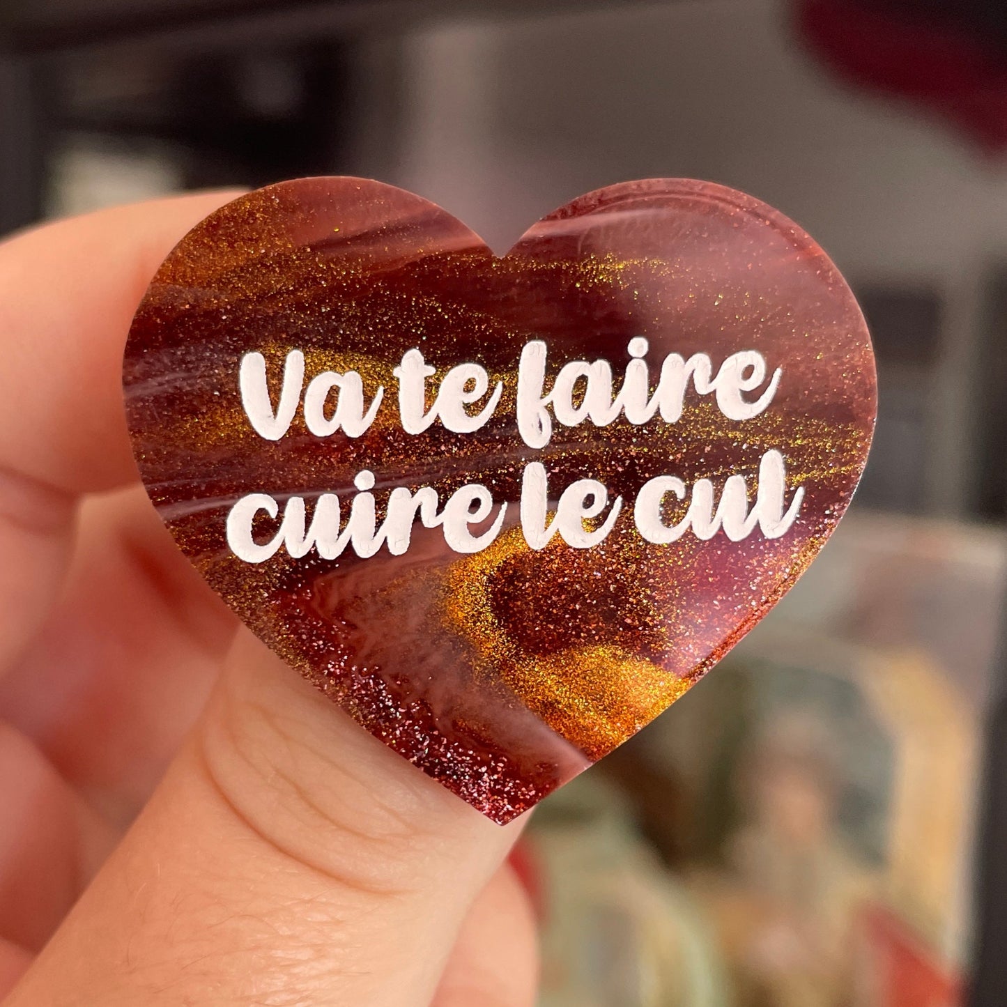 Broche "Va te faire cuire le cul" en acrylique marbrée marron et dorée