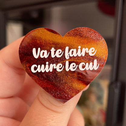 Broche "Va te faire cuire le cul" en acrylique marbrée marron et dorée