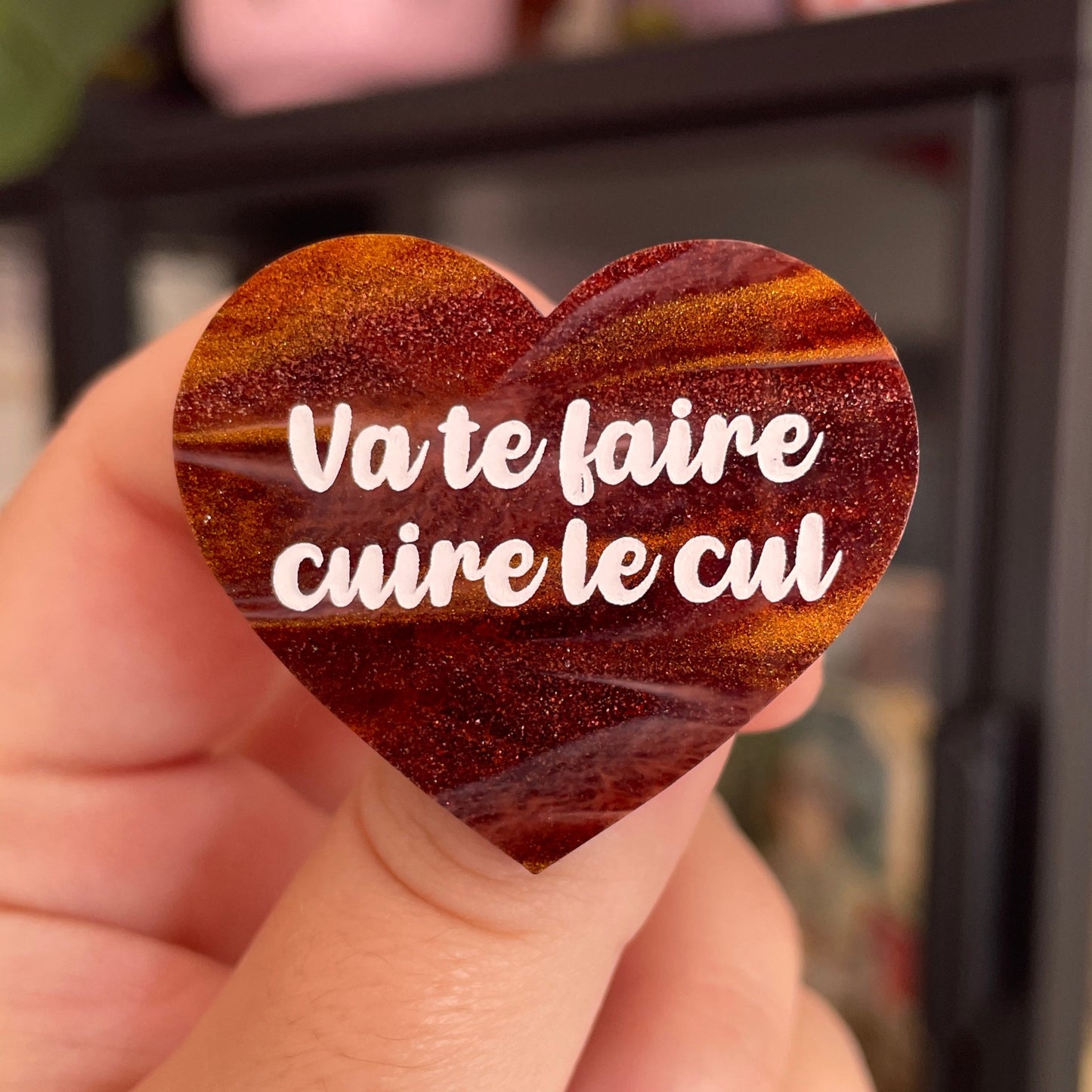 Broche "Va te faire cuire le cul" en acrylique marbrée marron et dorée