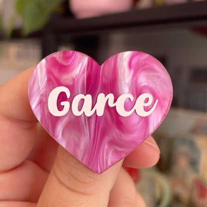 Broche "Garce" en acrylique marbrée rose et blanche