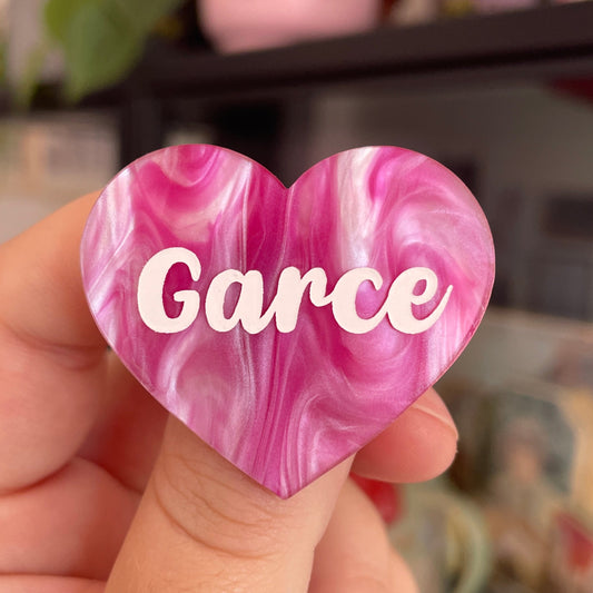 Broche "Garce" en acrylique marbrée rose et blanche
