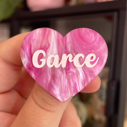 Broche "Garce" en acrylique marbrée rose et blanche