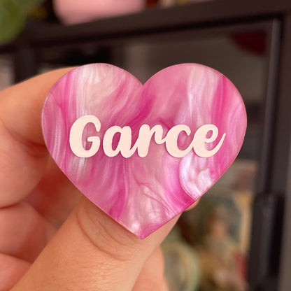 Broche "Garce" en acrylique marbrée rose et blanche