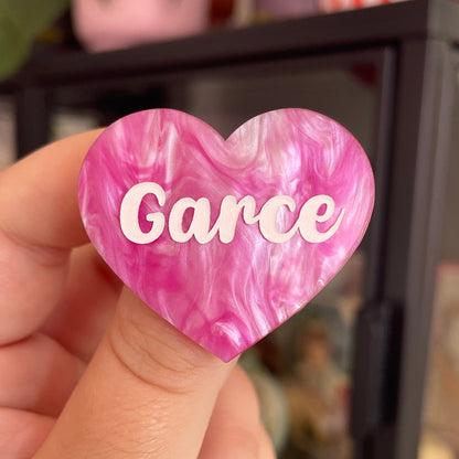 Broche "Garce" en acrylique marbrée rose et blanche