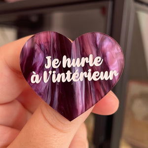 Broche "Je hurle à l'intérieur" en acrylique marbrée violet foncé et clair