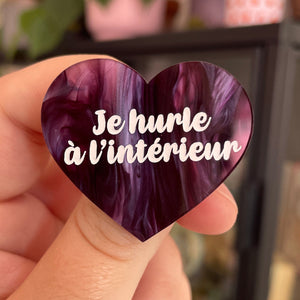 Broche "Je hurle à l'intérieur" en acrylique marbrée violet foncé et clair