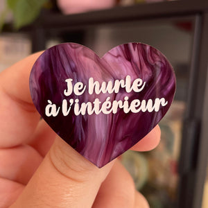 Broche "Je hurle à l'intérieur" en acrylique marbrée violet foncé et clair