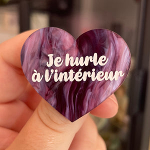 Broche "Je hurle à l'intérieur" en acrylique marbrée violet foncé et clair