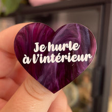 Charger l&#39;image dans la galerie, Broche &quot;Je hurle à l&#39;intérieur&quot; en acrylique marbrée violet foncé et clair