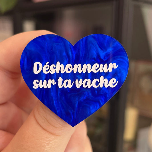 Broche "Déshonneur sur ta vache" en acrylique marbrée bleue foncée