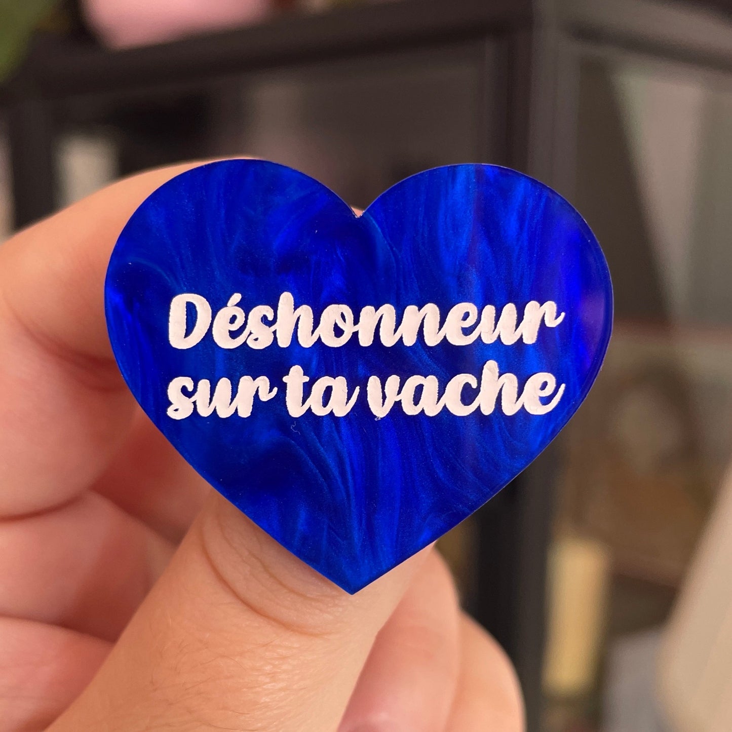 Broche "Déshonneur sur ta vache" en acrylique marbrée bleue foncée