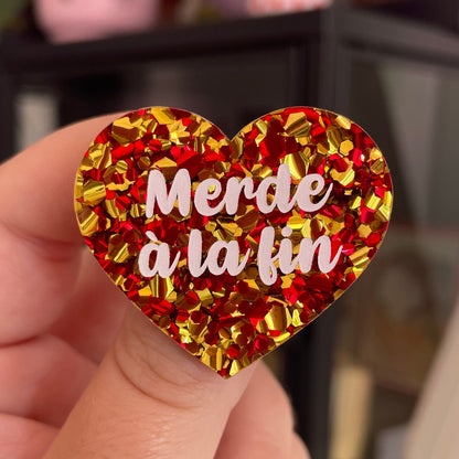 Broche "Merde à la fin" en acrylique à grosses paillettes rouges et jaunes