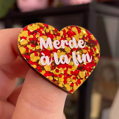 Broche "Merde à la fin" en acrylique à grosses paillettes rouges et jaunes