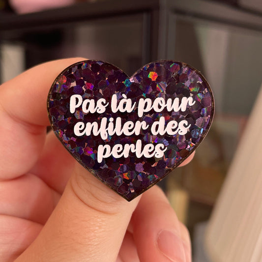 Broche "Pas là pour enfiler des perles" en acrylique semi-transparente avec des confettis noirs