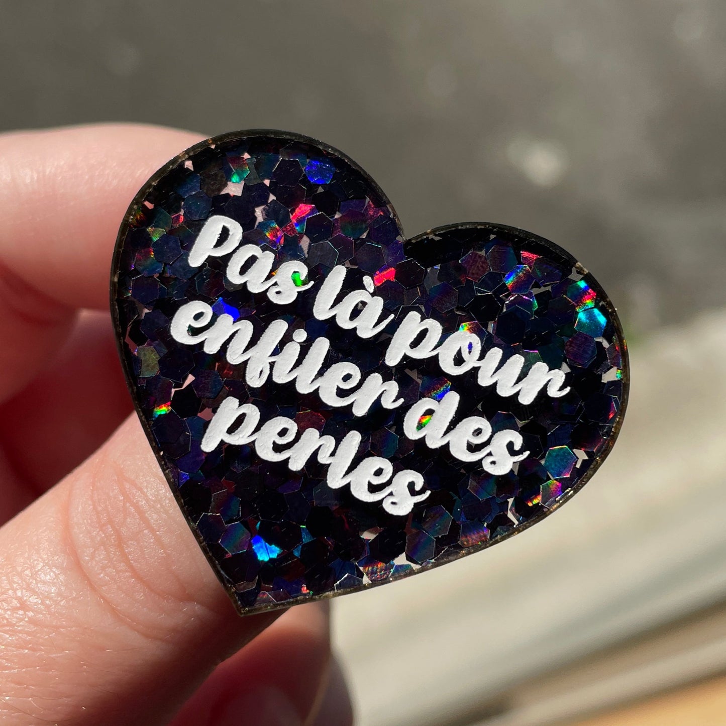 Broche "Pas là pour enfiler des perles" en acrylique semi-transparente avec des confettis noirs