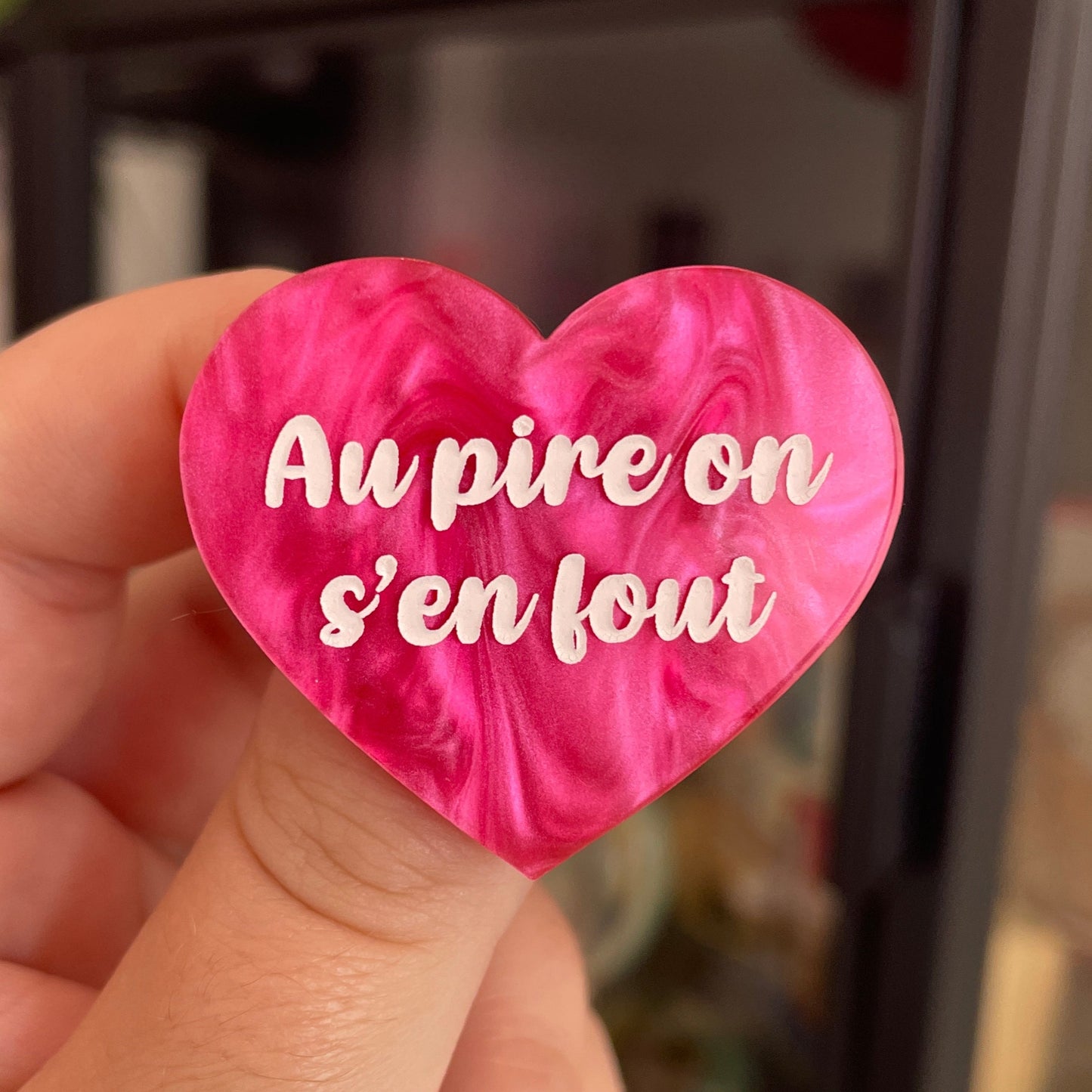 Broche "Au pire on s'en fout" en acrylique marbrée rose