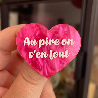 Broche "Au pire on s'en fout" en acrylique marbrée rose