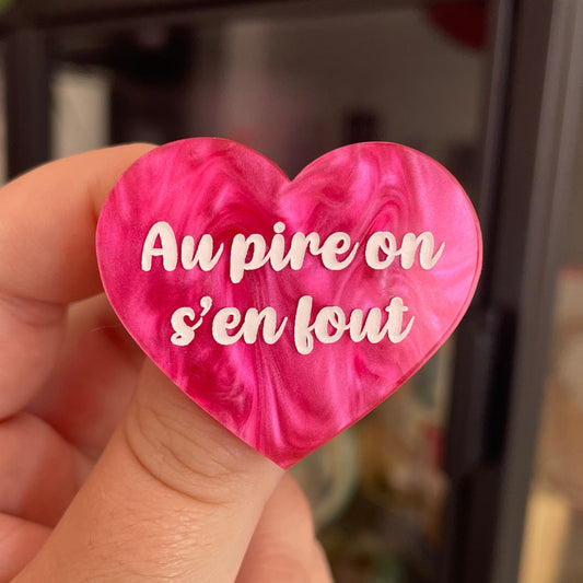 Broche "Au pire on s'en fout" en acrylique marbrée rose