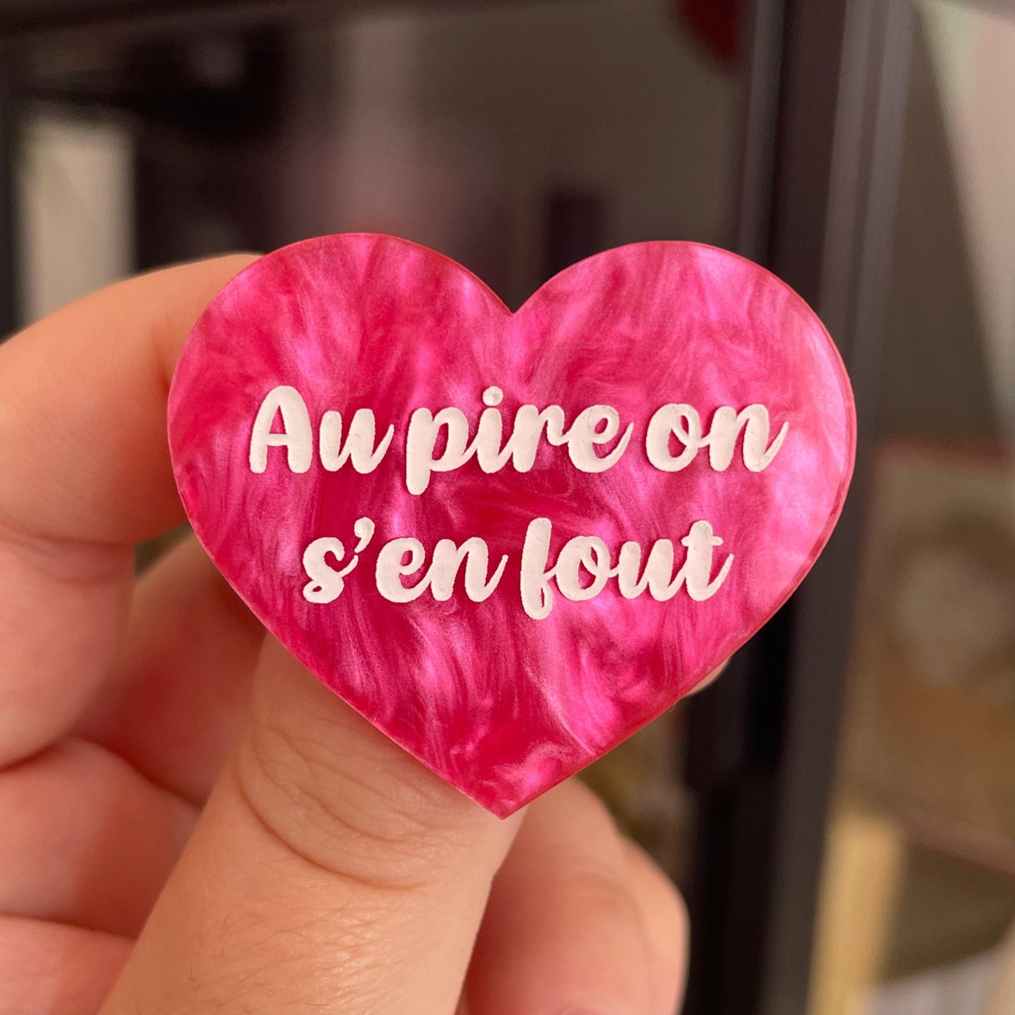 Broche "Au pire on s'en fout" en acrylique marbrée rose