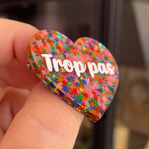 Broche "Trop pas" en acrylique semi-transparente avec des confettis étoiles multicolores