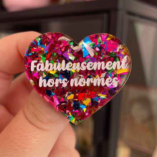 Broche "Fabuleusement hors normes" en acrylique transparente à gros confettis roses et multicolores