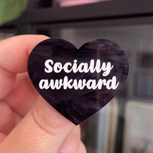 Broche "Socially awkward" en acrylique marbrée noire