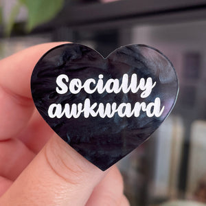 Broche "Socially awkward" en acrylique marbrée noire