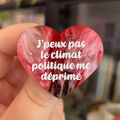 Broche "J'peux pas le climat politique me déprime" en acrylique marbrée rouge, marron, verte et blanche
