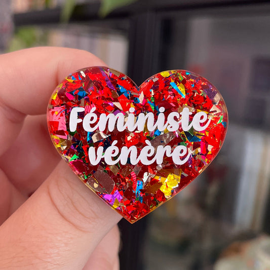 Broche "Féministe vénère" en acrylique transparente à gros confettis rouges et multicolores