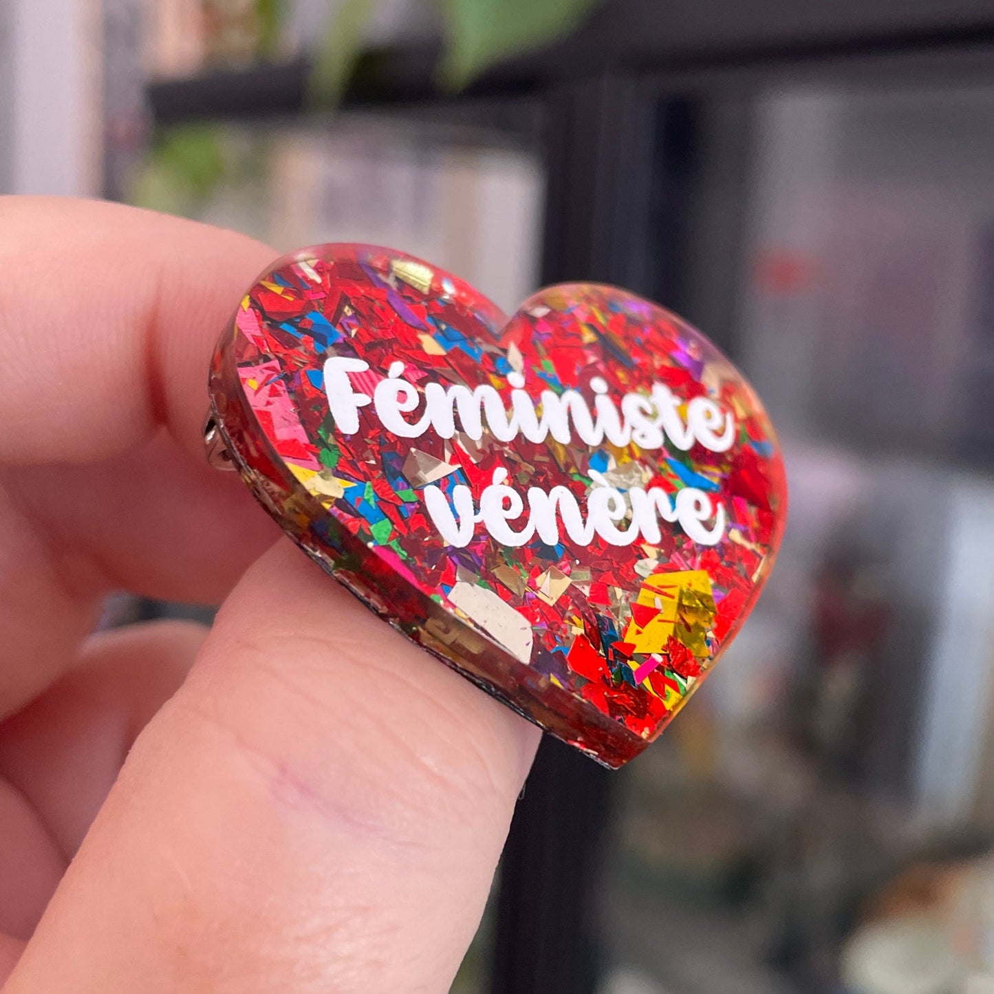 Broche "Féministe vénère" en acrylique transparente à gros confettis rouges et multicolores