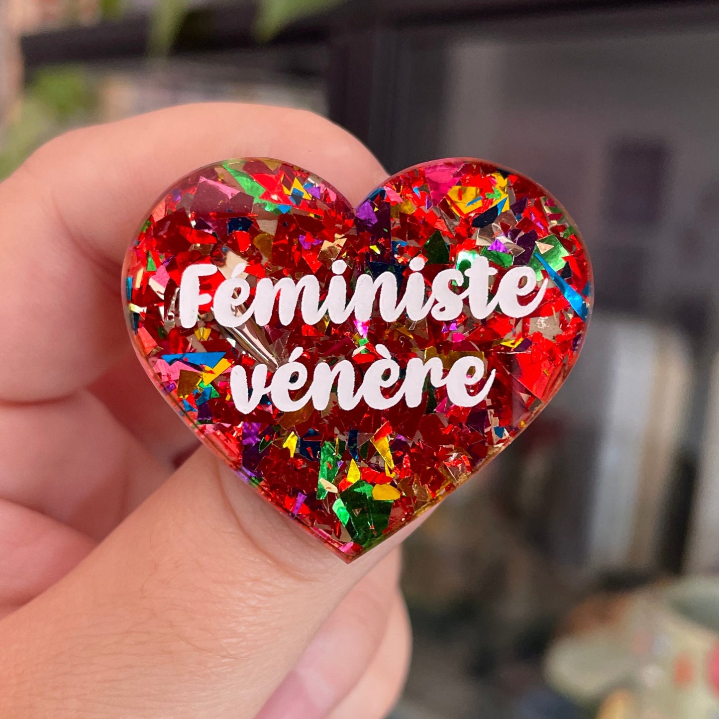 Broche "Féministe vénère" en acrylique transparente à gros confettis rouges et multicolores