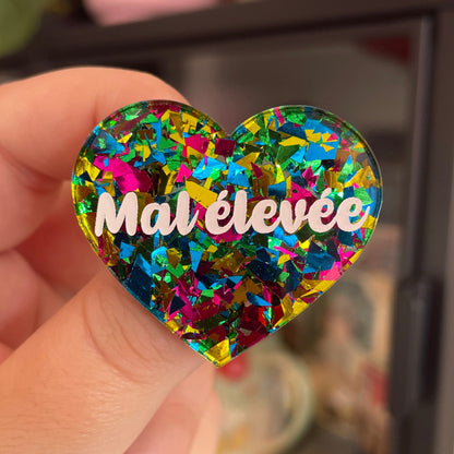 Broche "Mal élevée" en acrylique transparente à gros confettis verts, roses, jaunes et bleus